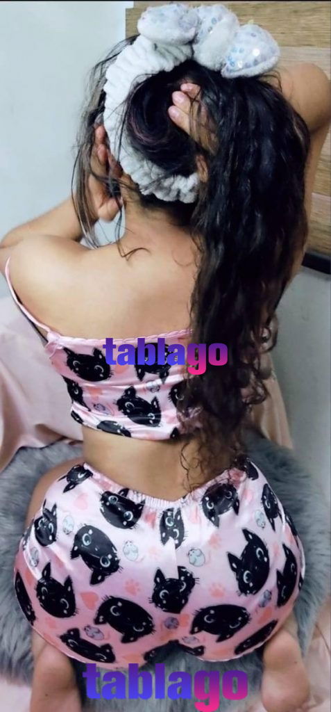 chica hermosa estrechita y picante