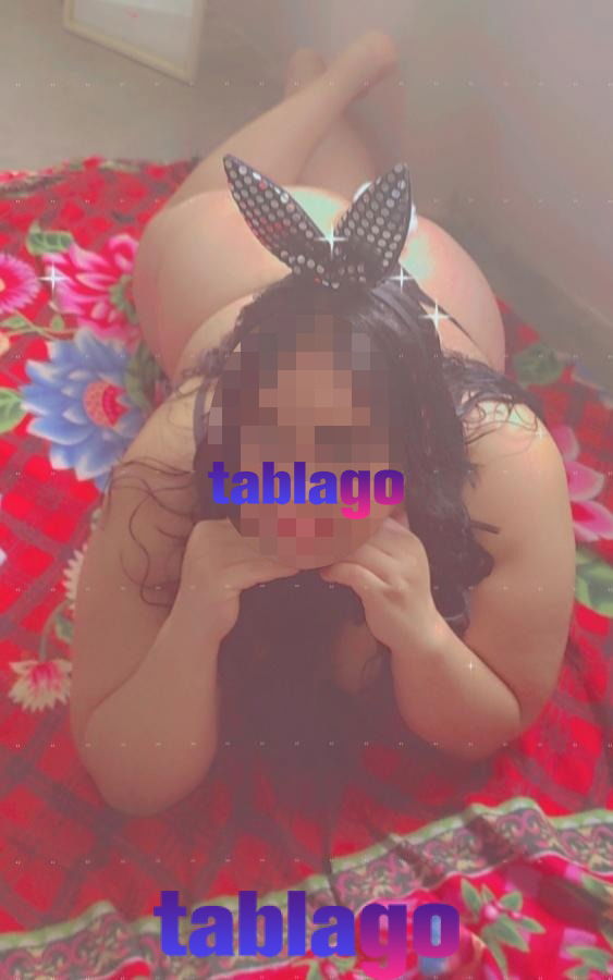 Vicky te espera caliente para que la penetres