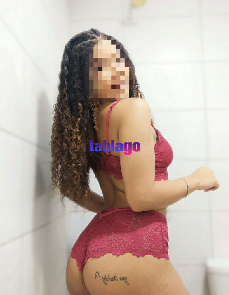 Preciosa morena de rulos recién llegada a tu cuidad