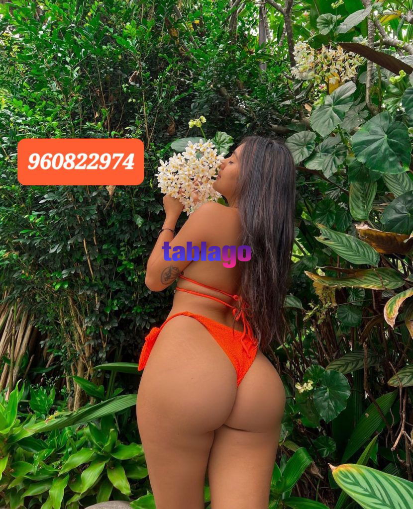 mujer sensual, de bonito cuerpo esperando por ti cariño.