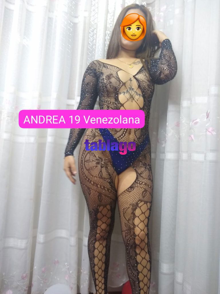 Andrea una exuberante chica con sexys curvas en la cama fogosa.