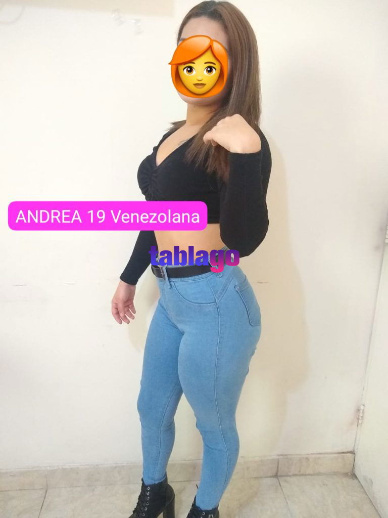 Andrea una exuberante chica con sexys curvas en la cama fogosa.