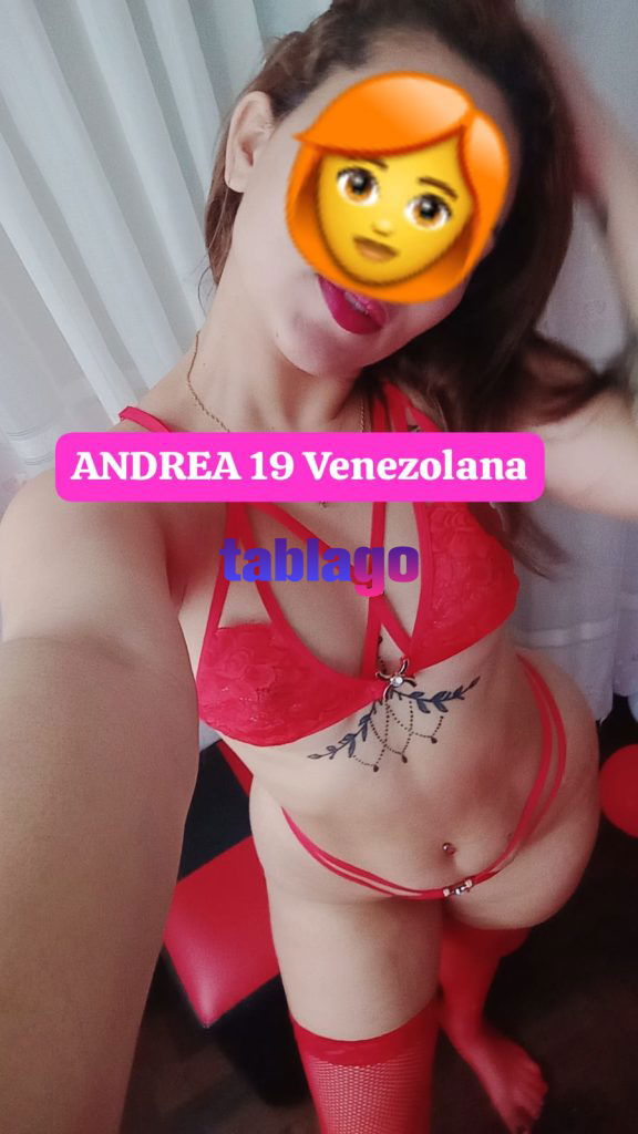 Andrea una exuberante chica con sexys curvas en la cama fogosa.