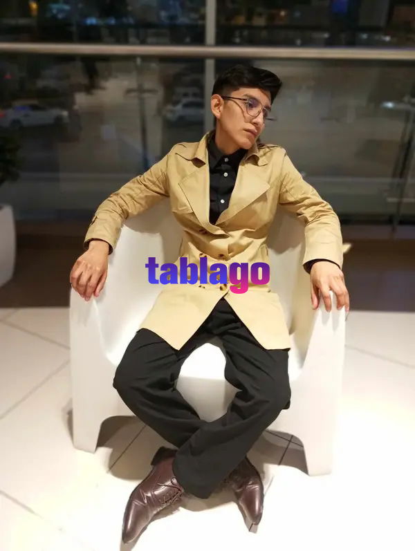 Jovencito pasivo delgado lampiño