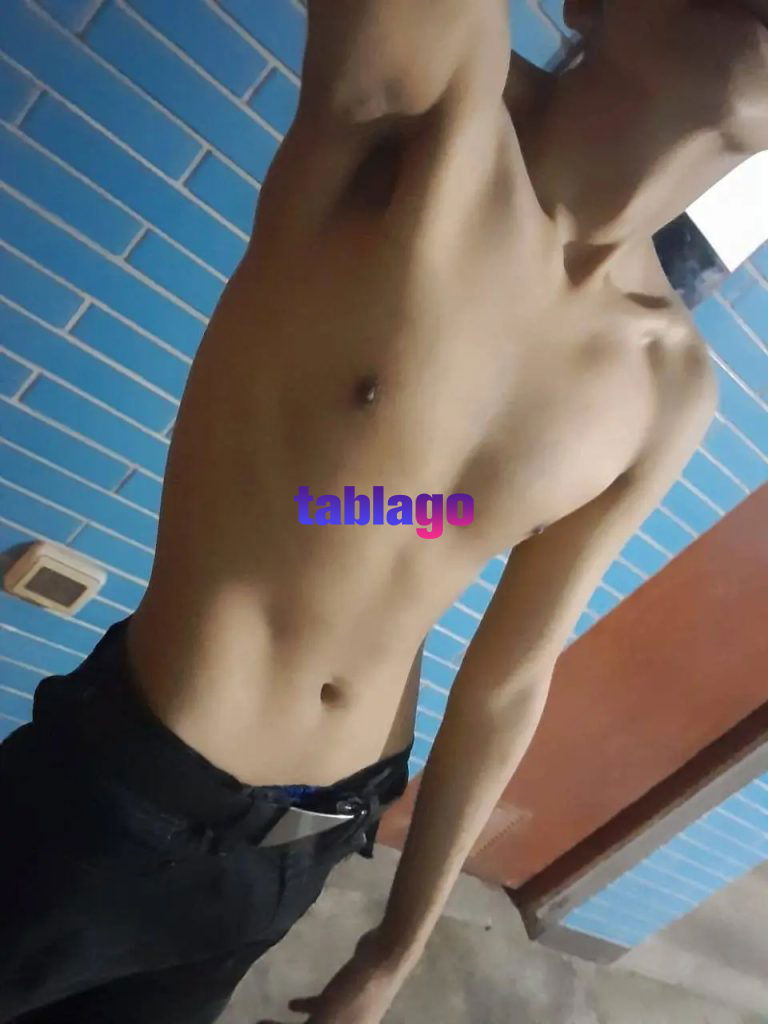 Jovencito pasivo delgado lampiño